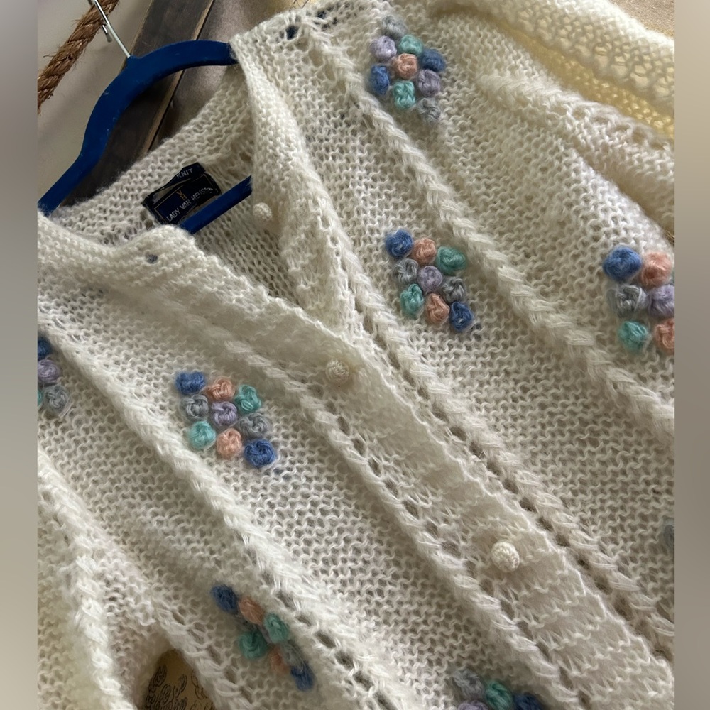 * Lady Van Heusen Vintage Hand Knit Cardigan Embroidered Sweater SZ Medium *